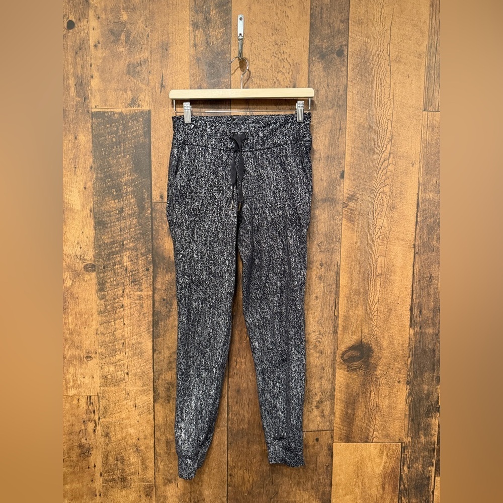 Lululemon Ready To Rulu Pant 29"
Reconnect Jacquard Luon White Black sz 4 EUC - Picture 2 of 5